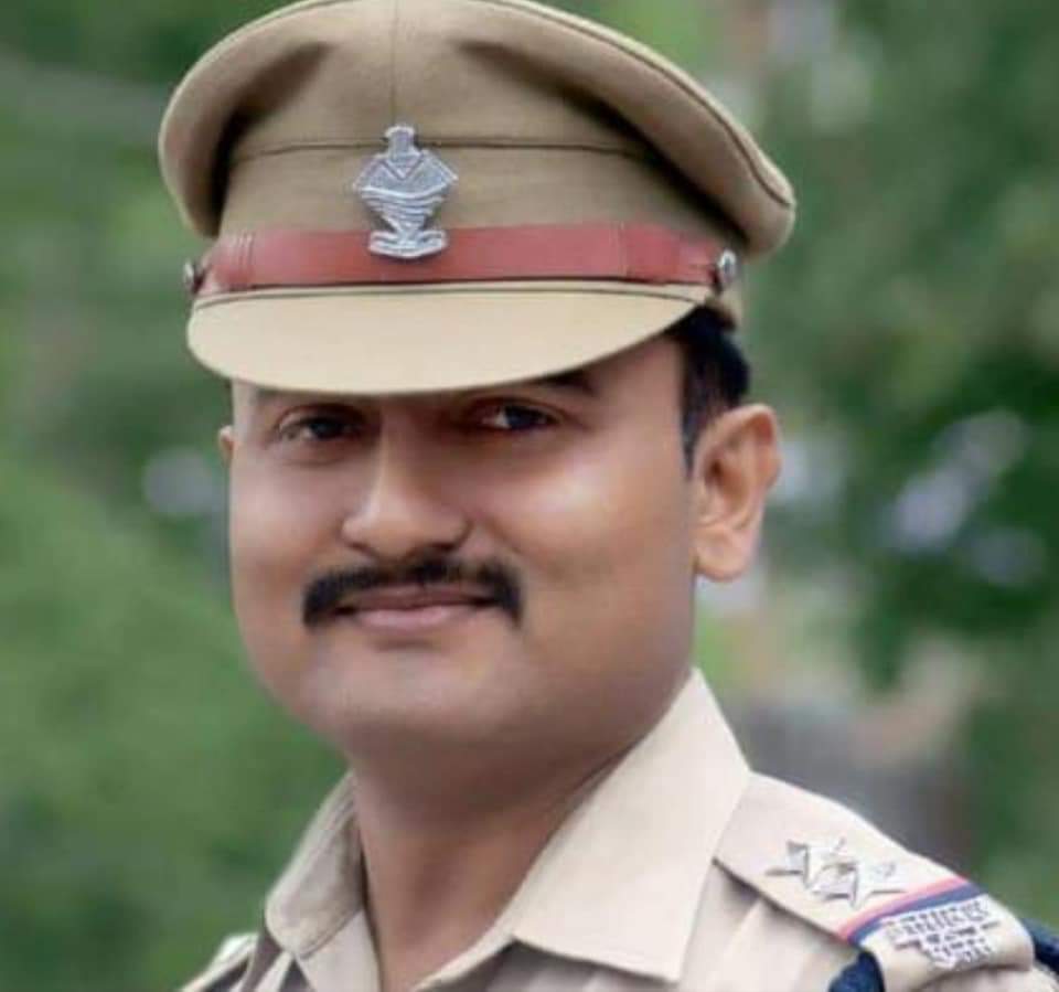 छुटभैया नेताओं के सामने बेबस पुलिस। DIG भी नतमस्तक।