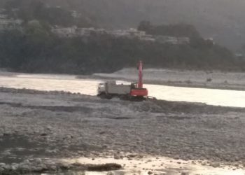 देवप्रयाग अलकनंदा नदी में स्वीकृत खनन के पीछे अवैध बाजार, प्रशासन मौन