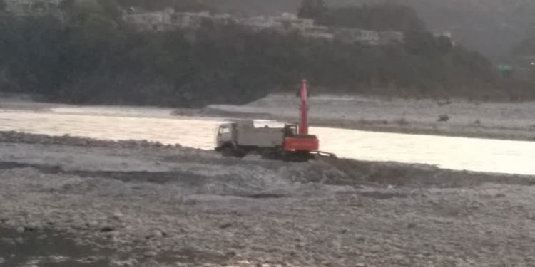 देवप्रयाग अलकनंदा नदी में स्वीकृत खनन के पीछे अवैध बाजार, प्रशासन मौन