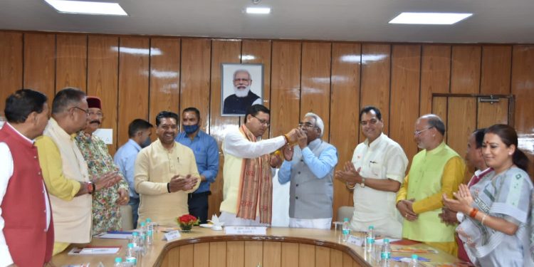 बड़ी खबर : धामी सरकार की पहली कैबिनेट बैठक में भाजपा संगठन ने दृष्टि पत्र सौंपा।