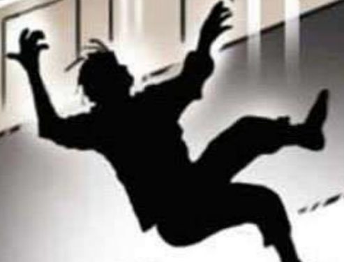 हादसा: इमारत से गिरकर मजदूर की मौत।