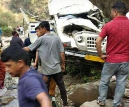 दुखद: सड़क हादसा 10 घायल चार की मौत।