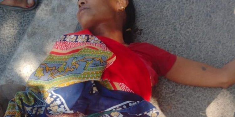 बदसलूकी: सिपाही ने जड़ा महिला को थप्पड़।