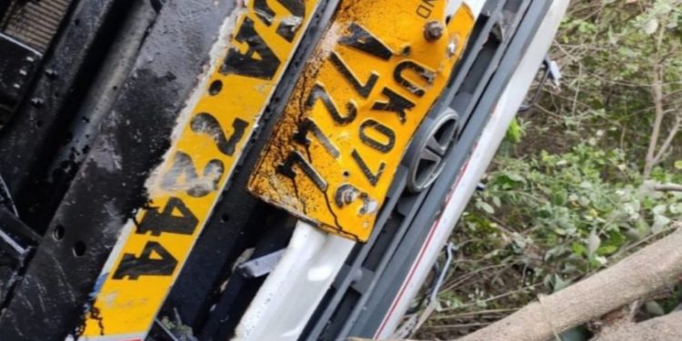 दुर्घटना : गहरी खाई में  गिरा ट्रक। दो की मौत, रेस्क्यू जारी