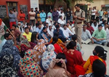 बड़ी खबर : स्वामी के इशारों पर कांग्रेस कार्यकर्ताओं को किया जा रहा है परेशान,अनुपमा रावत बैठी धरने पर