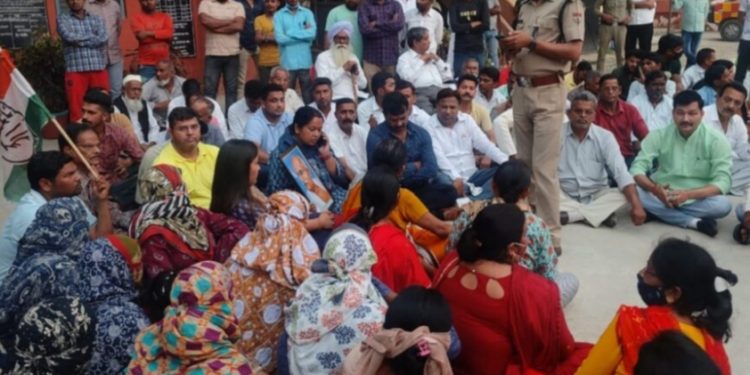 बड़ी खबर : स्वामी के इशारों पर कांग्रेस कार्यकर्ताओं को किया जा रहा है परेशान,अनुपमा रावत बैठी धरने पर