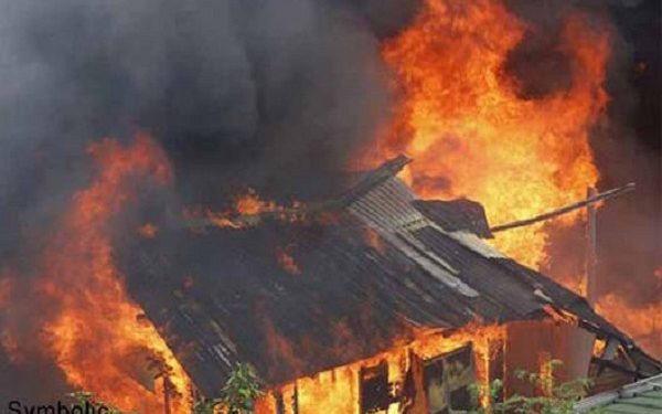 आपदा : झोपड़ी में लगी आग, घर हुआ खाक, मुर्गी,बकरी हुई राख।