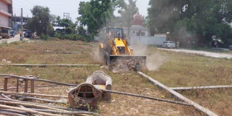 बड़ी खबर :  यूपी मे योगी के बाद उत्तराखंड मे गरजा ‘संत’ का बुलडोजर