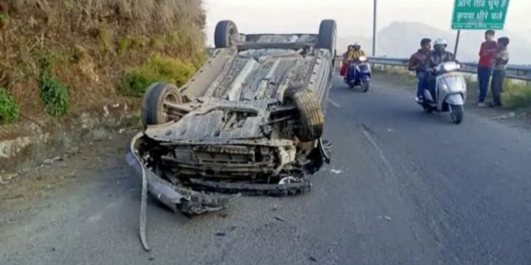 हादसा : मसूरी धनोल्टी मार्ग पर कार और बाइक की भिड़ंत। पलटी कार