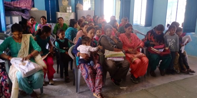 तीन साल से बंद प्राथमिक विद्यालय को जनप्रतिनिधियों व अभिभावकों के प्रस्ताव पर खोला गया।39 छात्रों ने लिया प्रवेश