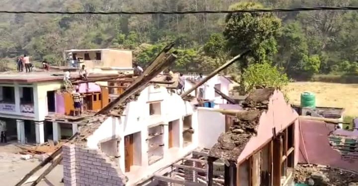 कार्यवाही : अतिक्रमण तोड़ने पर प्रशासन से भिड़े ग्रामीण