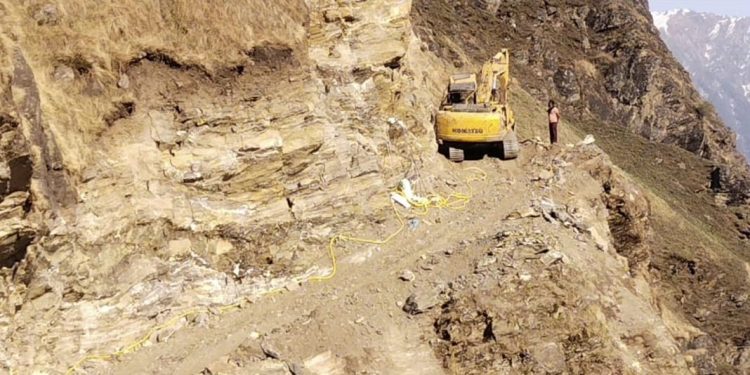 फिताडी-रेकचा एवं लिवाडी गांव तक पैदल नापना पड़ता है,ग्रामीणों को ।