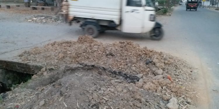 गजब :  बूंद-बूंद पानी को तरस रहे चमन विहार निवासी।