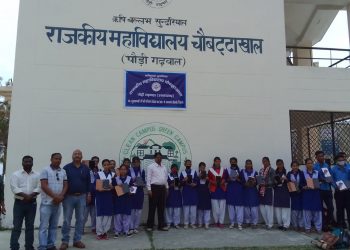 बड़ी खबर : चौबट्टाखाल विद्यालय में प्रधानाचार्य ने किया टैबलेट वितरण।