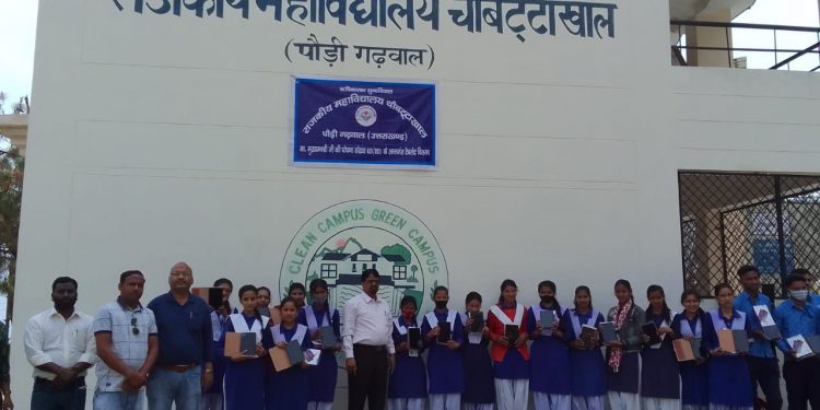 बड़ी खबर : चौबट्टाखाल विद्यालय में प्रधानाचार्य ने किया टैबलेट वितरण।