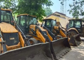 खनन माफियाओं पर चला एसडीएम का हंटर। पांच जेसीबी और डंपर सीज