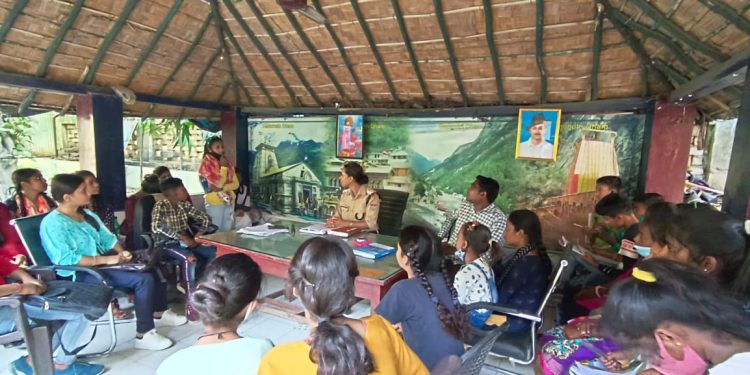 सुचेतना संस्था ने बालिकाओं को कराया कोतवाली का भ्रमण। दी महत्वपूर्ण अपराधों की जानकारी