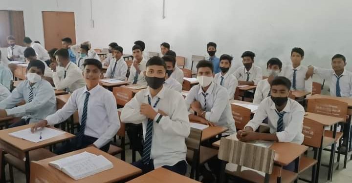 बड़ी खबर : प्राइवेट छोड़ अटल उत्कृष्ट GIC लम्बगांव में बड़ी संख्या में प्रवेश ले रहे बच्चे।