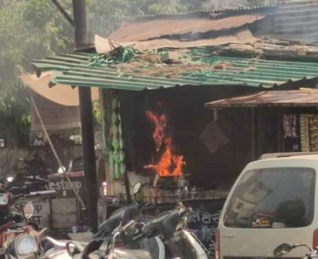 हादसा : देहरादून कोर्ट के मुख्य गेट में बनी दुकान पर लगी आग….