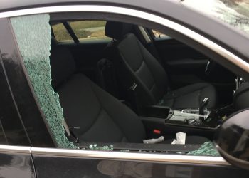 वारदात : दिनदहाड़े कार का शीशा तोड़ 5 लाख से भरा बैग,उड़ा ले गया चोर।