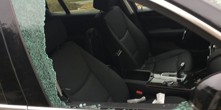 वारदात : दिनदहाड़े कार का शीशा तोड़ 5 लाख से भरा बैग,उड़ा ले गया चोर।