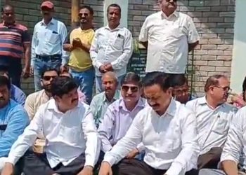 बड़ी खबर :  सचिवालय के बाहर पूर्व कांग्रेस अध्यक्ष ने दिया धरना। इस्तीफे की मांग