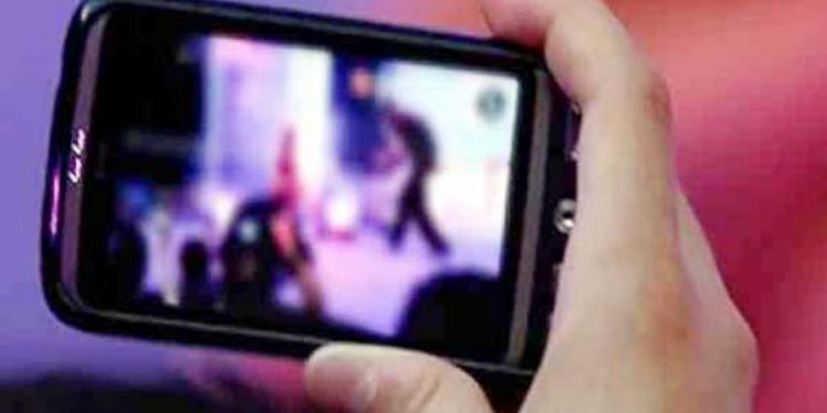 शर्मनाक : पति के फोन से गर्लफ्रेंड का अश्लील वीडियो पत्नी ने किया वायरल, मुकदमा दर्ज