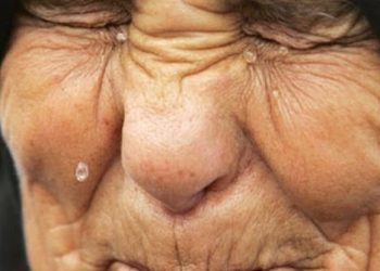 इंसानियत हुई शर्मसार : बूढ़ी मां को मारपीट कर निकाला घर से।