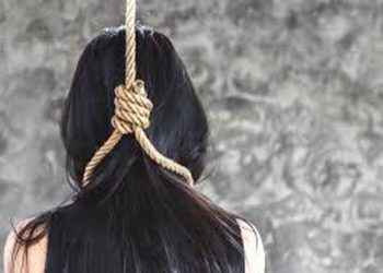 अज्ञात कारणों के चलते युवती ने लगाई फांसी। परिवार में मचा कोहराम