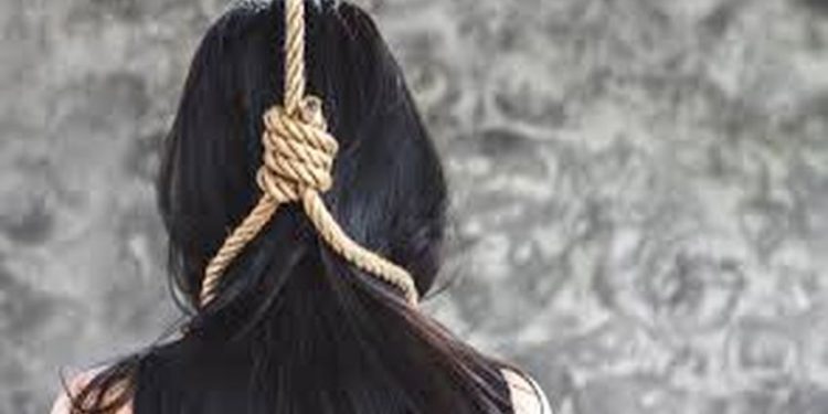 अज्ञात कारणों के चलते युवती ने लगाई फांसी। परिवार में मचा कोहराम