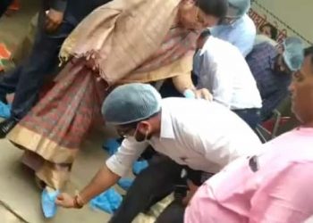 बड़ी खबर : उत्तराखंड की पूर्व राज्यपाल ने उतरवाए स्टाफ से शू-कवर