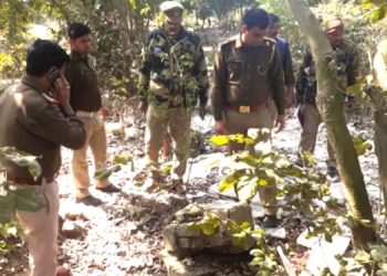 सनसनीखेज : झड़ियों के बीच नग्न अवस्था में मिला शव