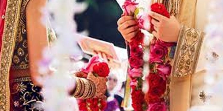 साहस : नशे में धुत दूल्हे को देख दुल्हन ने लौटायी बारात