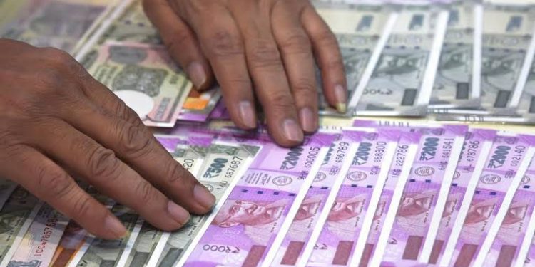 बड़ी खबर: सिपाही चला रहा था नकली नोटों का गिरोह,पुलिस ने दबोचा