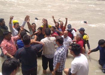 उत्तरकाशी : होटल कारोबारियों का फूटा गुस्सा जल समाधि लेने पहुंचे मणिकार्णिका घाट