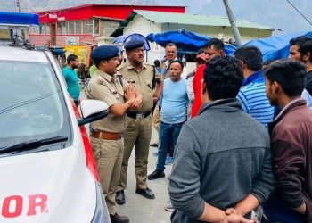 चारधाम श्रद्धालुओ से मनमानी वसूली पर पुलिस का ब्रेक 