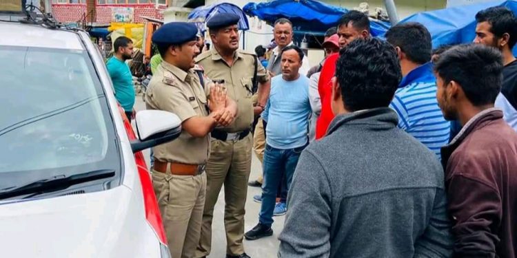 चारधाम श्रद्धालुओ से मनमानी वसूली पर पुलिस का ब्रेक 