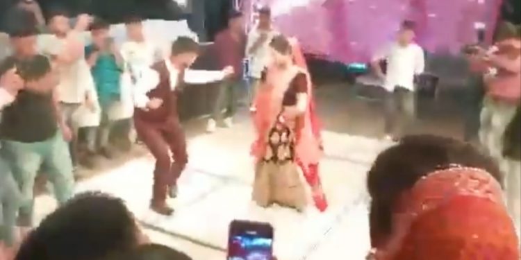 Breaking : शादी की खुशी में नाच रहे दूल्हा दुल्हन को उड़ा ले गई आंधी