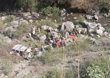 दुर्घटना : गहरी खाई में गिरा वाहन, 6 की मौत