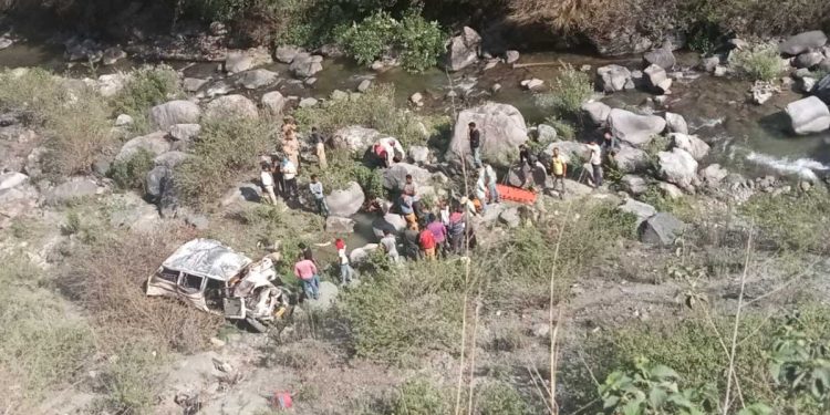 दुर्घटना : गहरी खाई में गिरा वाहन, 6 की मौत