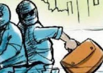 अपराध : बुजुर्ग की आँख में मिर्च डालकर 3 लाख की लूट