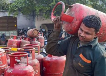 बड़ी खबर : महंगाई की दोहरी मार, एलपीजी गैस सिलेंडर और कमर्शियल सिलेंडर के दामों में फिर बढ़ोतरी