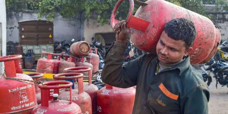 बड़ी खबर : महंगाई की दोहरी मार, एलपीजी गैस सिलेंडर और कमर्शियल सिलेंडर के दामों में फिर बढ़ोतरी