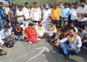 बड़ी खबर : पूर्व कैबिनेट मंत्री हीरा सिंह बिष्ट बैठे धरने पर