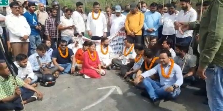 बड़ी खबर : पूर्व कैबिनेट मंत्री हीरा सिंह बिष्ट बैठे धरने पर