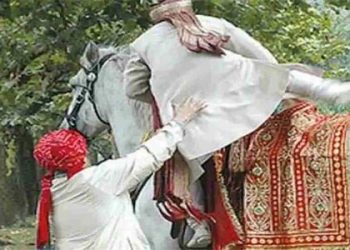 बड़ी खबर : दूल्हे को जबरन घोड़ी से उतारे जाने वाले ग्रामीणों पर मुकदमा दर्ज