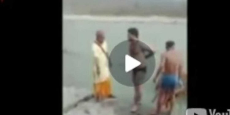 वायरल वीडियो : गंगा मां के तट पर शराब पीने वालों की पंडित जी ने कर दी धुनाई ।