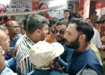 बड़ी खबर:  कांग्रेसी विधायक से भिड़े कार्यकर्ता। जानिए पूरा मामला