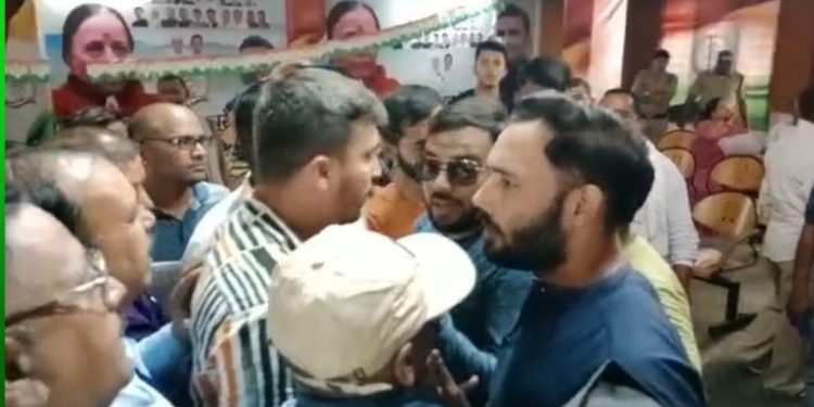 बड़ी खबर: कांग्रेसी विधायक से भिड़े कार्यकर्ता। जानिए पूरा मामला