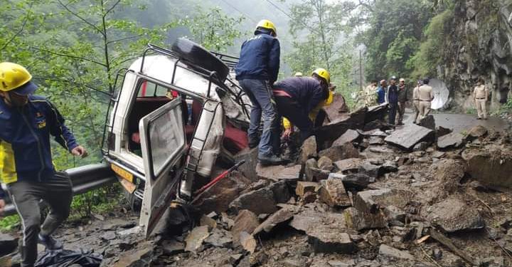 हादसा: पहाड़ी से बोल्डर गिरने पर वाहन क्षतिग्रस्त।एक की मौत पांच गम्भीर रूप से घायल